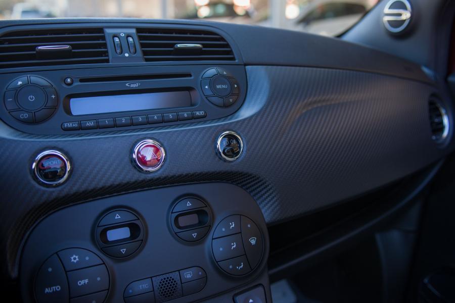 Детали интерьера Abarth 695 Edizione Maserati (312) 2013 года  (JP) (фото 22 из 22)